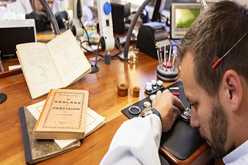 贵阳百达翡丽石英表为什么走慢